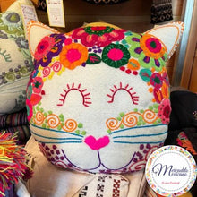 Cargar imagen en el visor de la galería, Embroidery Cat Cushions
